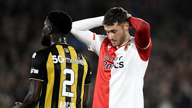 Santiago Giménez sufrió una lesión que podría dejarlo fuera del duelo ante Lazio en la Champions League
